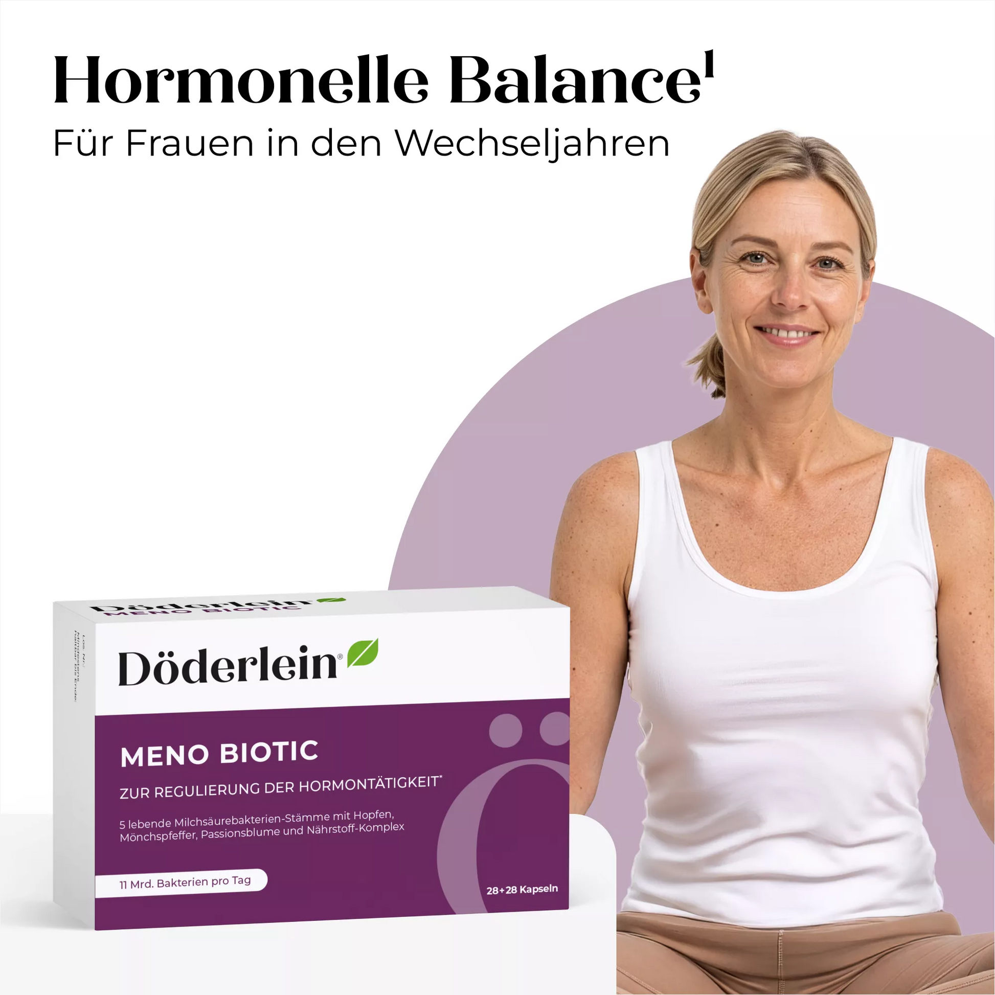 Eine lächelnde Frau in leichter Kleidung sitzt neben einer Schachtel mit der Aufschrift „Döderlein® Meno Biotic“ von Döderlein Shop – einem Nahrungsergänzungsmittel, das den Hormonhaushalt von Frauen in den Wechseljahren unterstützen soll. Die Szene zeigt einen weißen Hintergrund mit violetten Akzenten und deutschen Texten, die die Unterstützung des Mikrobioms hervorheben.