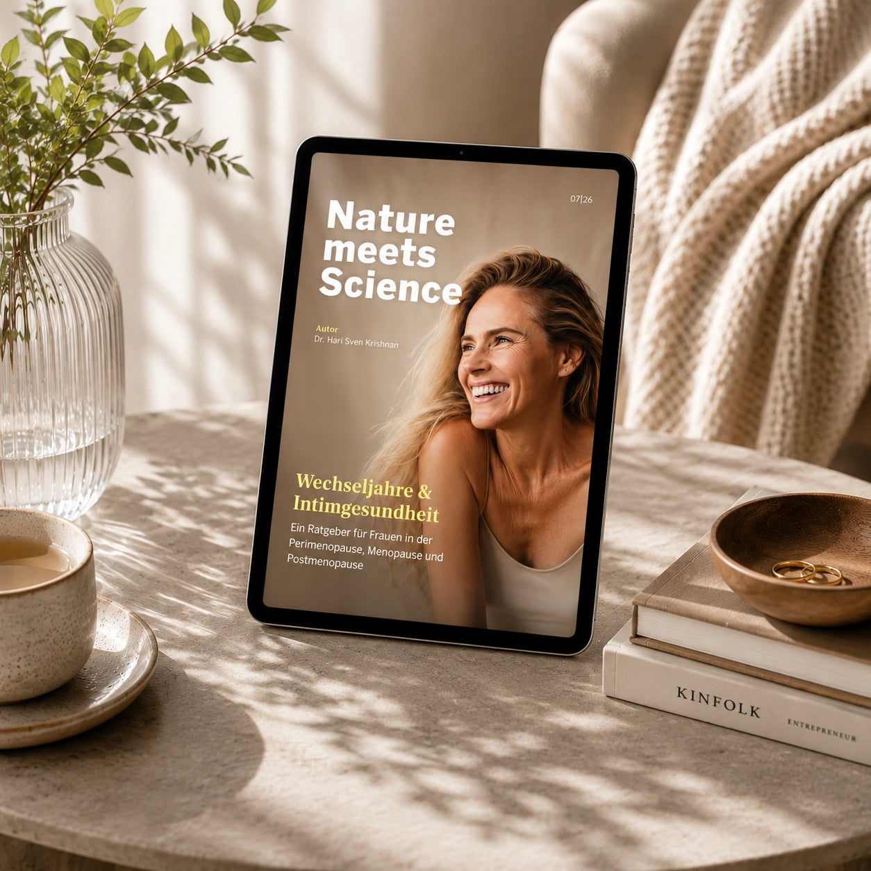 Tablet mit medizinischen Ratgeber über Wechseljahre und Intimgesundheit, das E-Book erklärt die Phasen der Menopause und die damit verbundenen Veränderungen