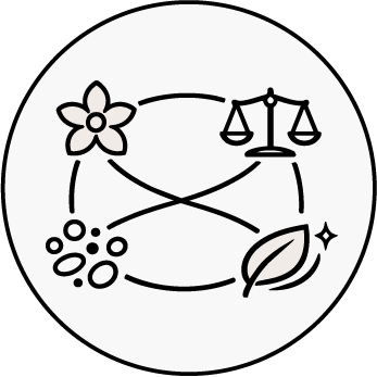 Ein kreisförmiges Symbol mit einer Blume, einer Waage, einem Blatt und kleinen Kreisen, die durch geschwungene Linien miteinander verbunden sind und Gleichgewicht und Harmonie in der Natur oder zwischen den Elementen symbolisieren.