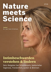 Eine Frau mit blonden Haaren, die zu einem lockeren Dutt zusammengebunden sind, blickt vor einem braunen Hintergrund zur Seite. Ein deutscher Text stellt das Döderlein®-E-Book „SOS Intim Kur“ von Döderlein vor, dessen Schwerpunkt auf dem Verständnis und der Linderung von Intimbeschwerden zur Förderung der Intimgesundheit liegt, unter der Überschrift „Natur trifft Wissenschaft“.