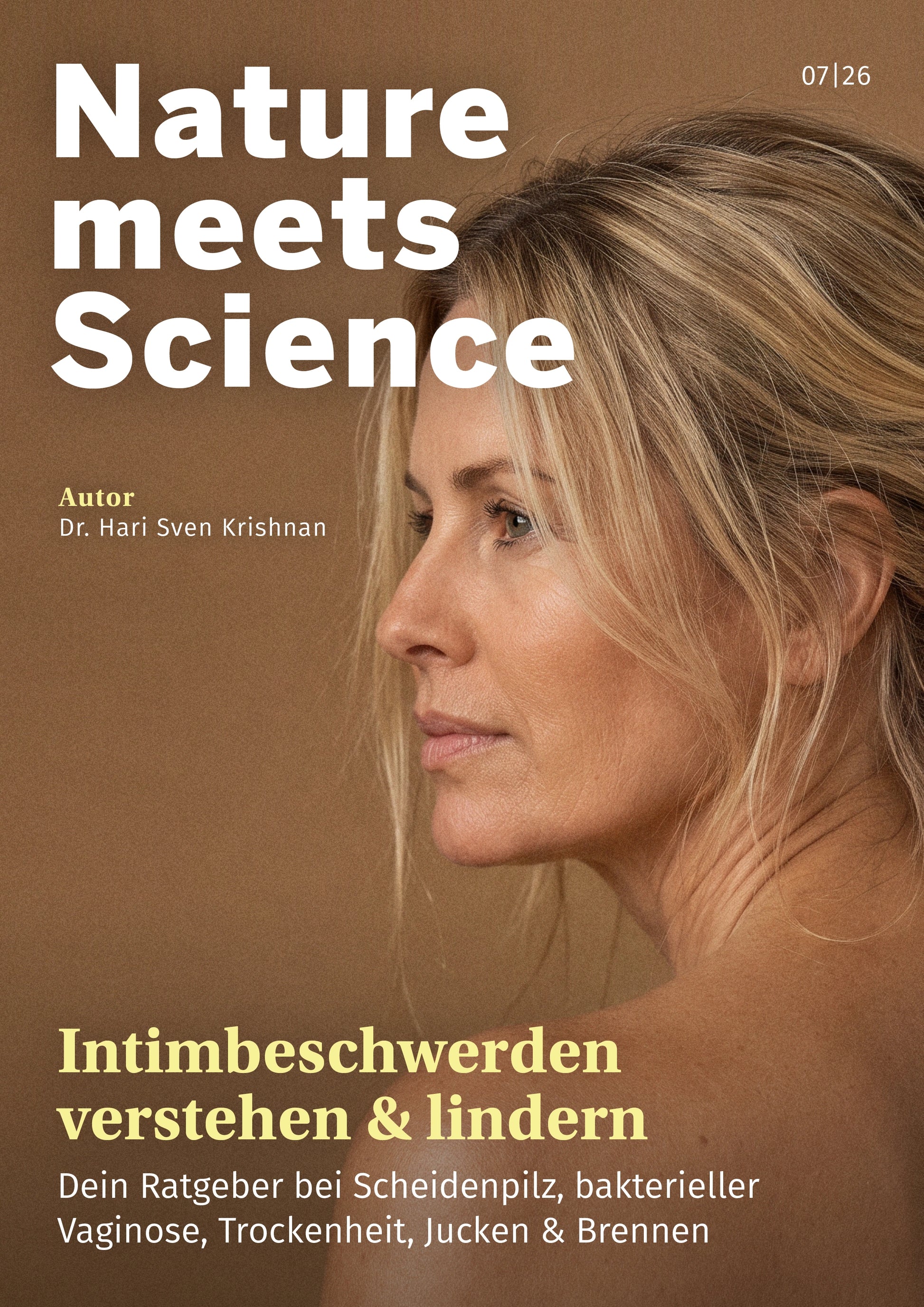 Eine Frau mit blonden Haaren, die zu einem lockeren Dutt zusammengebunden sind, blickt vor einem braunen Hintergrund zur Seite. Ein deutscher Text stellt das Döderlein®-E-Book „SOS Intim Kur“ von Döderlein vor, dessen Schwerpunkt auf dem Verständnis und der Linderung von Intimbeschwerden zur Förderung der Intimgesundheit liegt, unter der Überschrift „Natur trifft Wissenschaft“.