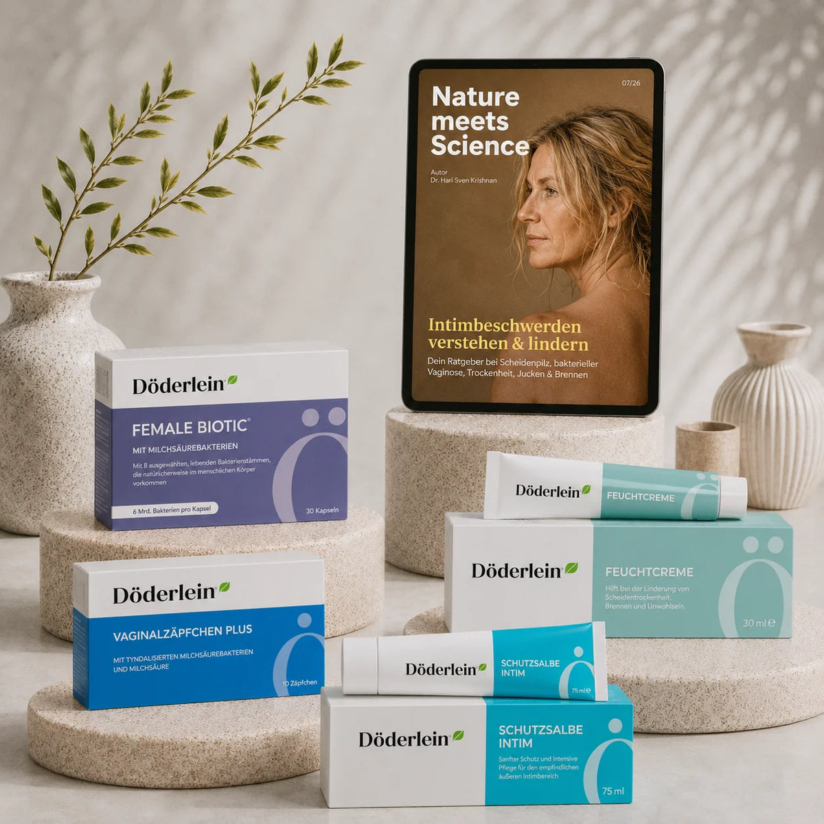 Döderlein Intimpflege-Produkte mit Female Biotic, Vaginalzäpfchen Plus, Feuchtcreme und Schutzsalbe INTIM neben Ratgeber für Intimgesundheit wie Intimbschwerden. 