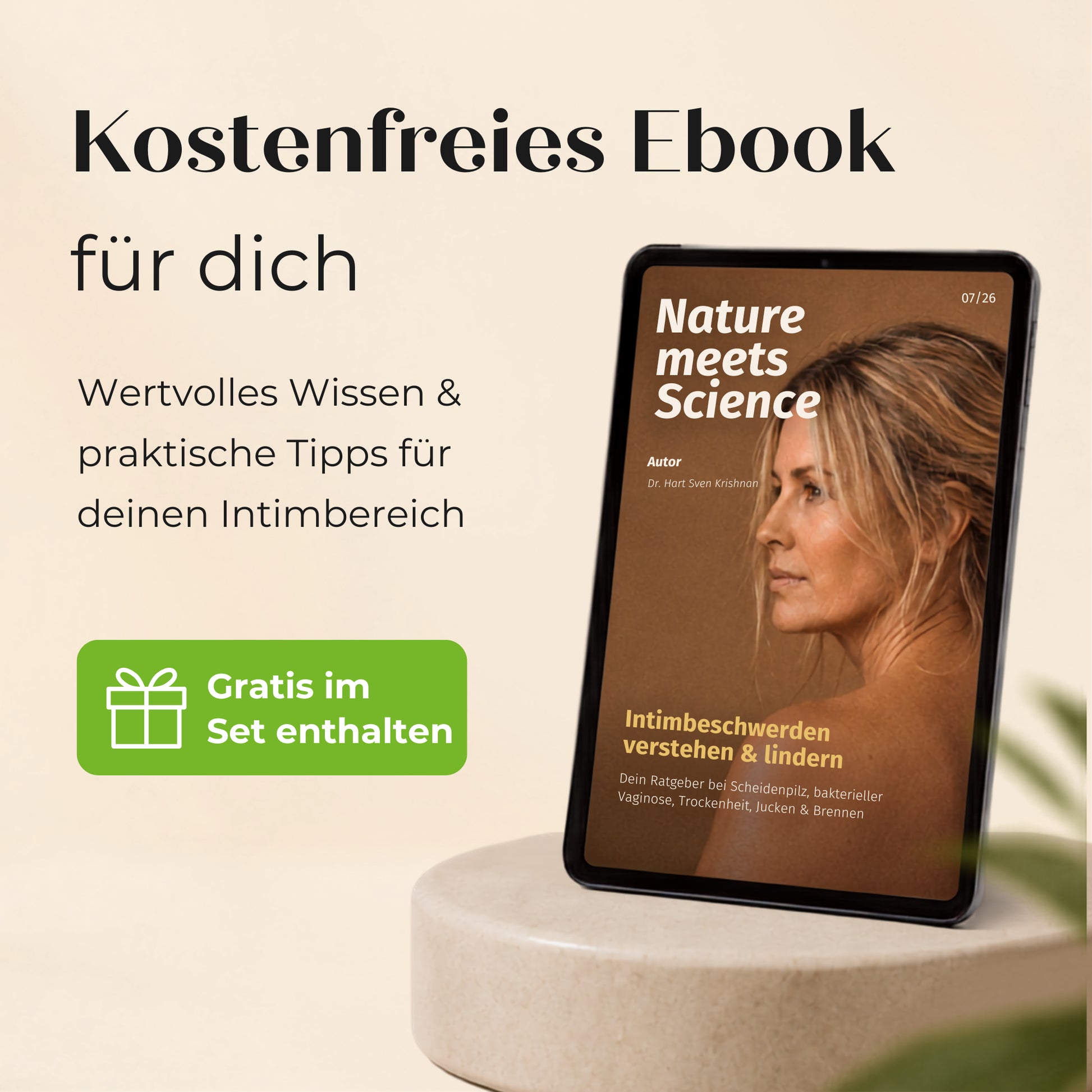 Auf einem Tablet wird ein kostenloses E-Book mit dem Titel „Nature meets Science“ angezeigt, das das Profil einer Frau zeigt. Der deutsche Text enthält wertvolles Wissen und Tipps zur hormonfreien Intimpflege und dazu, wie Sie Ihre Vaginalflora stärken können. Ein grünes Geschenksymbol weist darauf hin, dass das Döderlein SOS Intim-Set kostenlos enthalten ist.